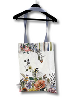 Tasche mit zarten floralen Motiven und einer Kohlmeise, gestaltet von Designer Bernhard Duss.