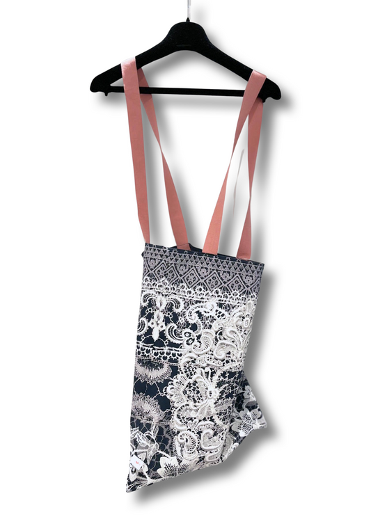 Tasche mit Printmotiv basierend auf St.Galler Stickerei, entworfen von Designer Bernard Duss.